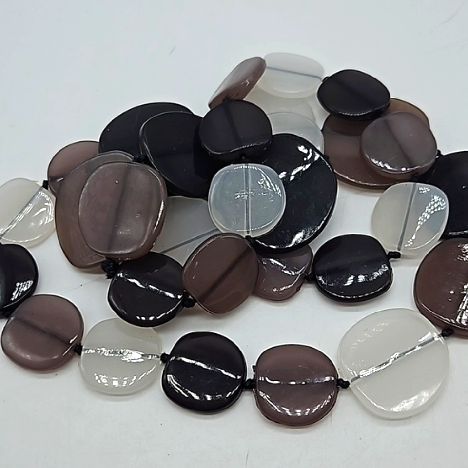 18 Single Strand Glass Bead Necklace 10$